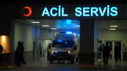 Hafif Ticari Araç Traktöre Çarptı: 2 Kişi Ölüm Kalım Savaşı Veriyor