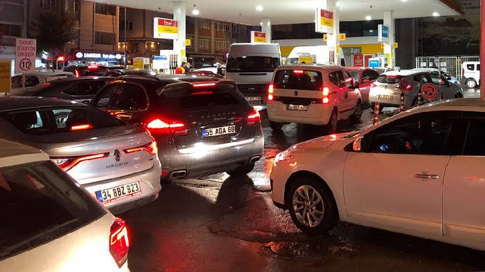 Motorin Zammını Duyan Şanlıurfalılar İstasyonlara Akın Etti! Metrelerce Kuyruklar Oluştu