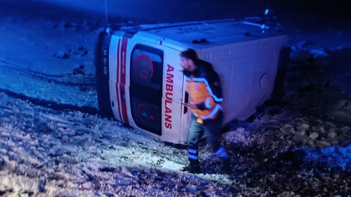 Şanlıurfa’da Ambulans Şarampole Yuvarlandı: 3 Sağlık Çalışanı Yaralandı