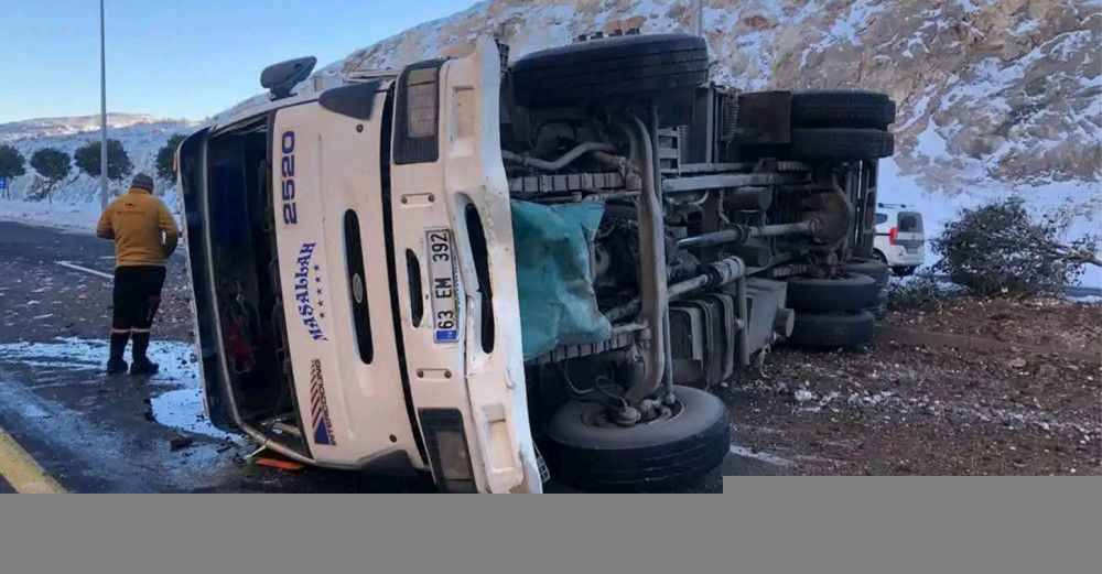 Şanlıurfa'da Buzlanan yolda kontrolden çıkan kamyon yan yattı!