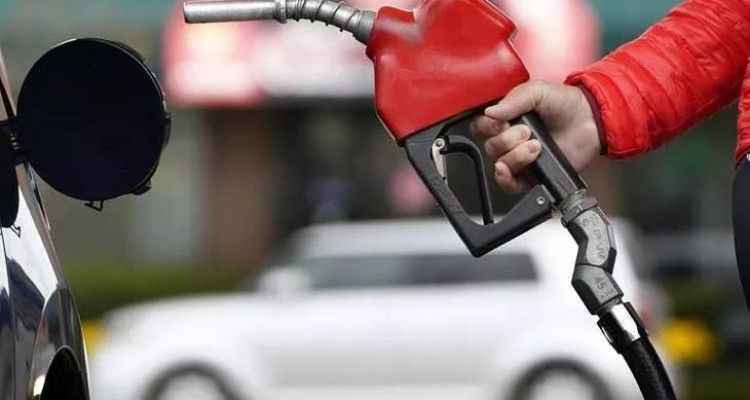 Benzine indirim, motorine zam geldi