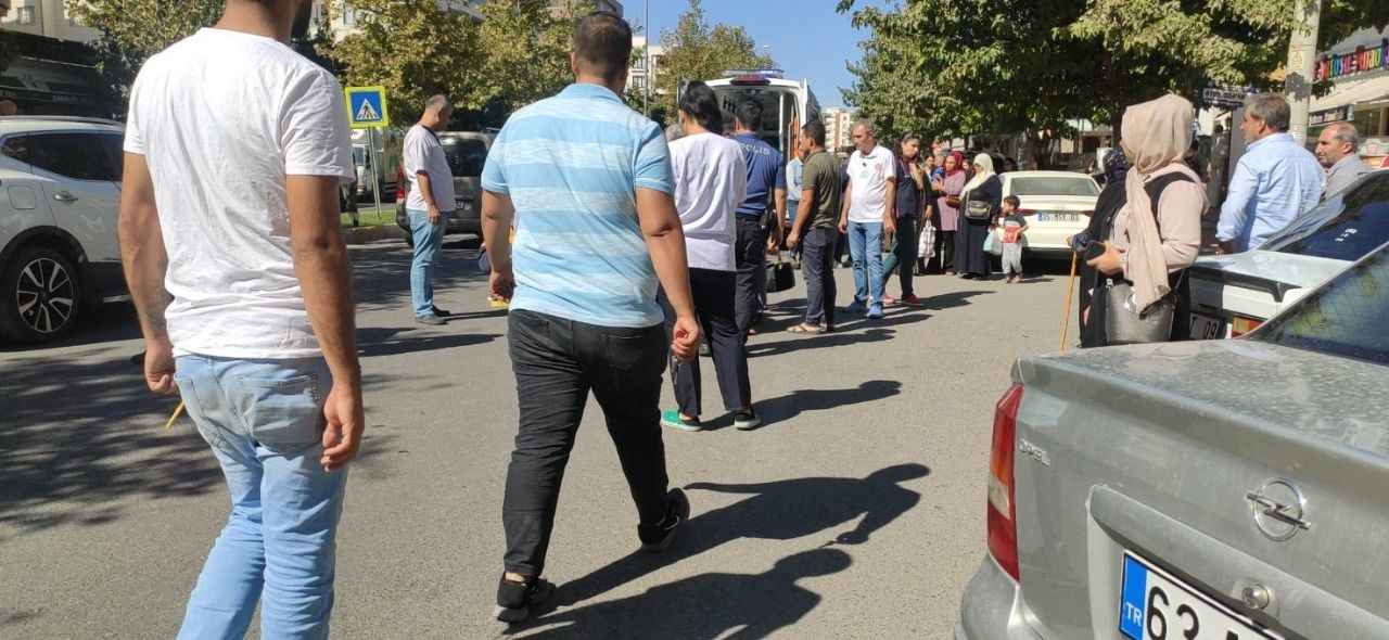 Urfa'da yolun karşısına geçmek isteyen kadına otomobil çarptı