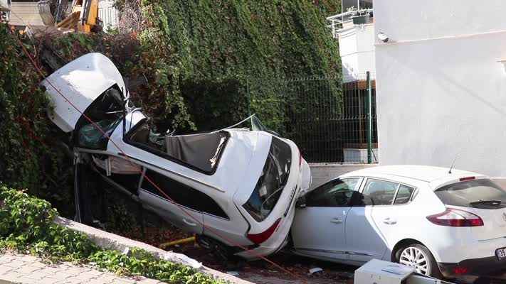 Kamyonun sürükleyip site bahçesine düşürdüğü otomobilin sürücüsü öldü