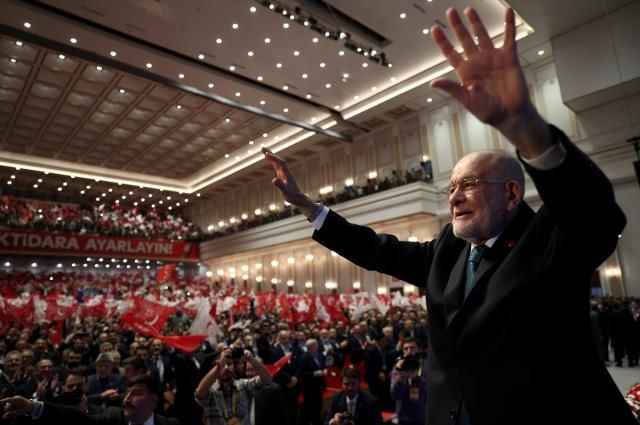 Saadet Partisi'nde Temel Karamollaoğlu yeniden genel başkan seçildi