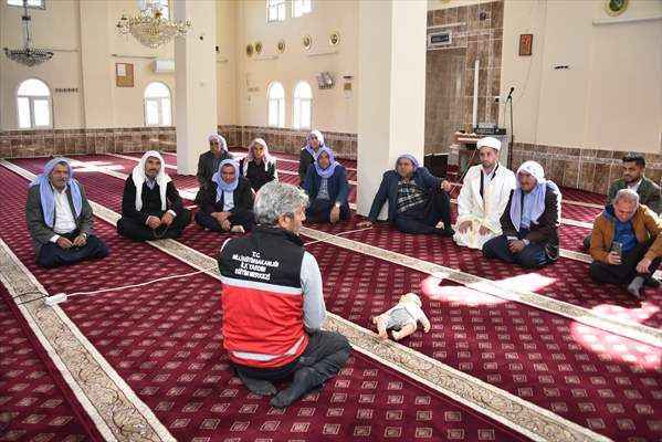 Şanlıurfa'nın kırsal mahallelerindeki vatandaşlara acil yardım eğitimi