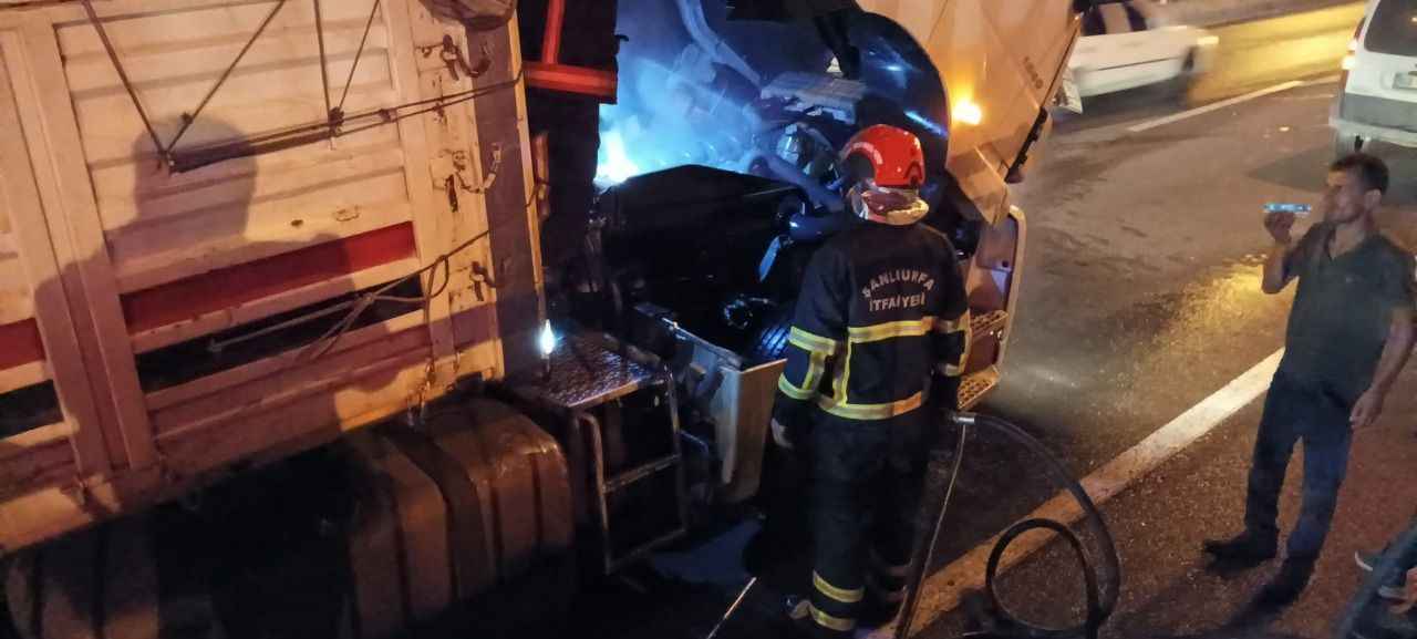 Şanlıurfa'da seyir halindeki TIR'daki yangına müdahale