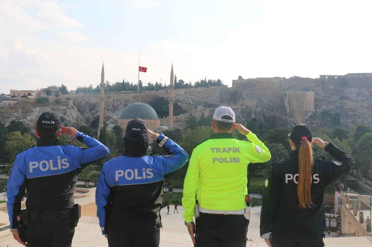 Urfa emniyeti saygı duruşunda