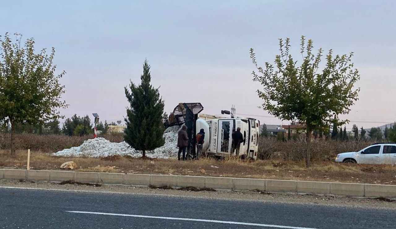 Şanlıurfa'da Pamuk yüklü kamyon devrildi