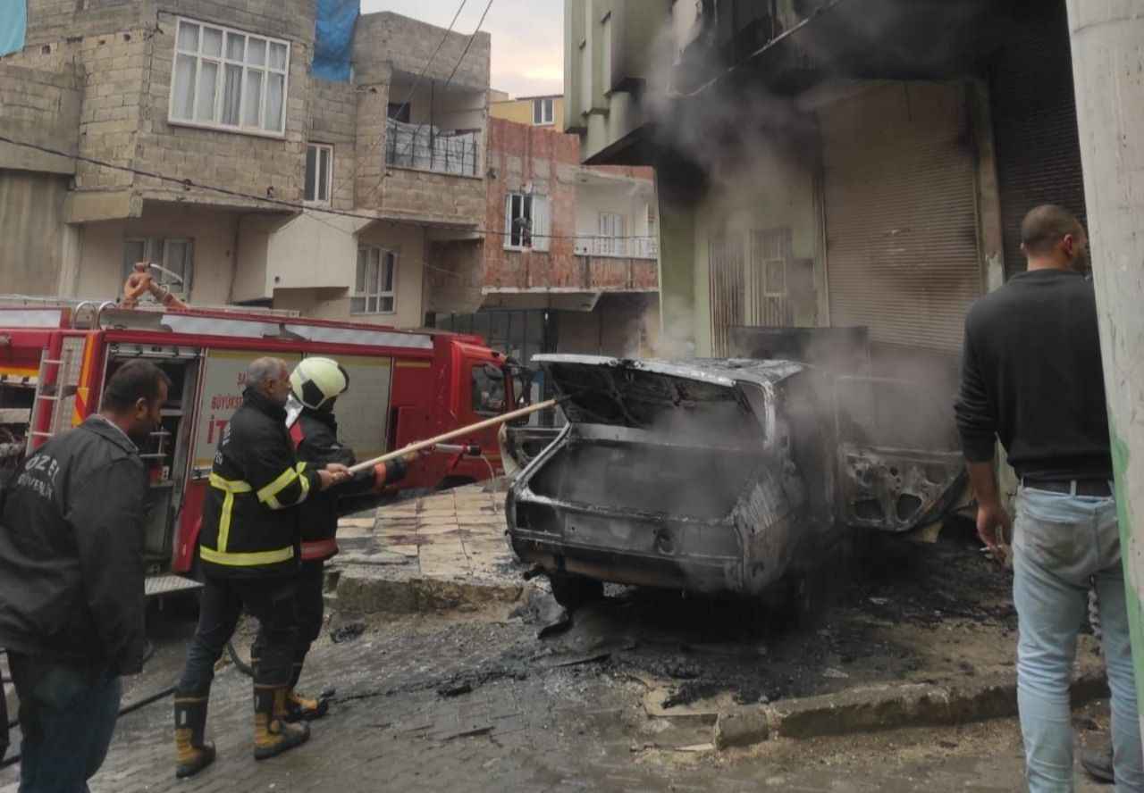 Şanlıurfa'da park halindeki araç yandı