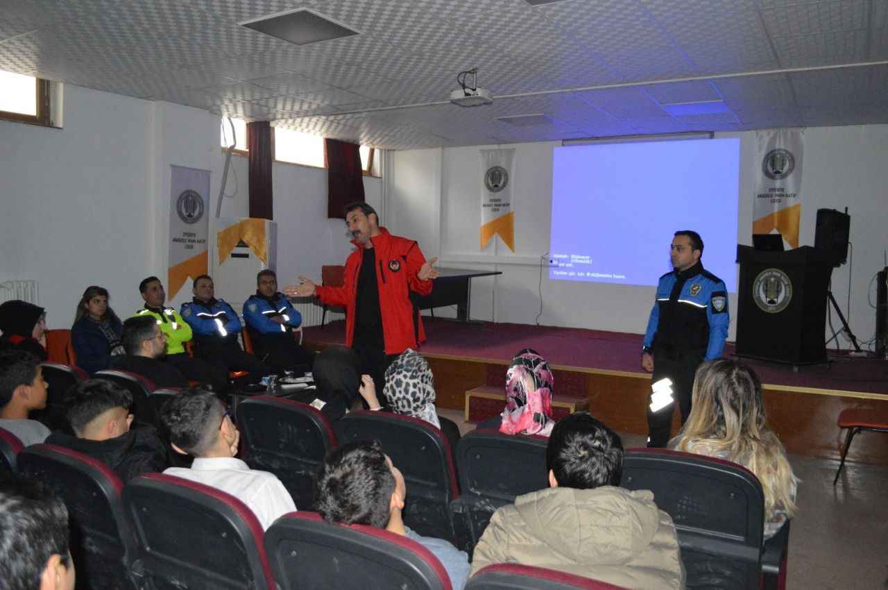 Şanlıurfa’da polisten lise öğrencilerine eğitim