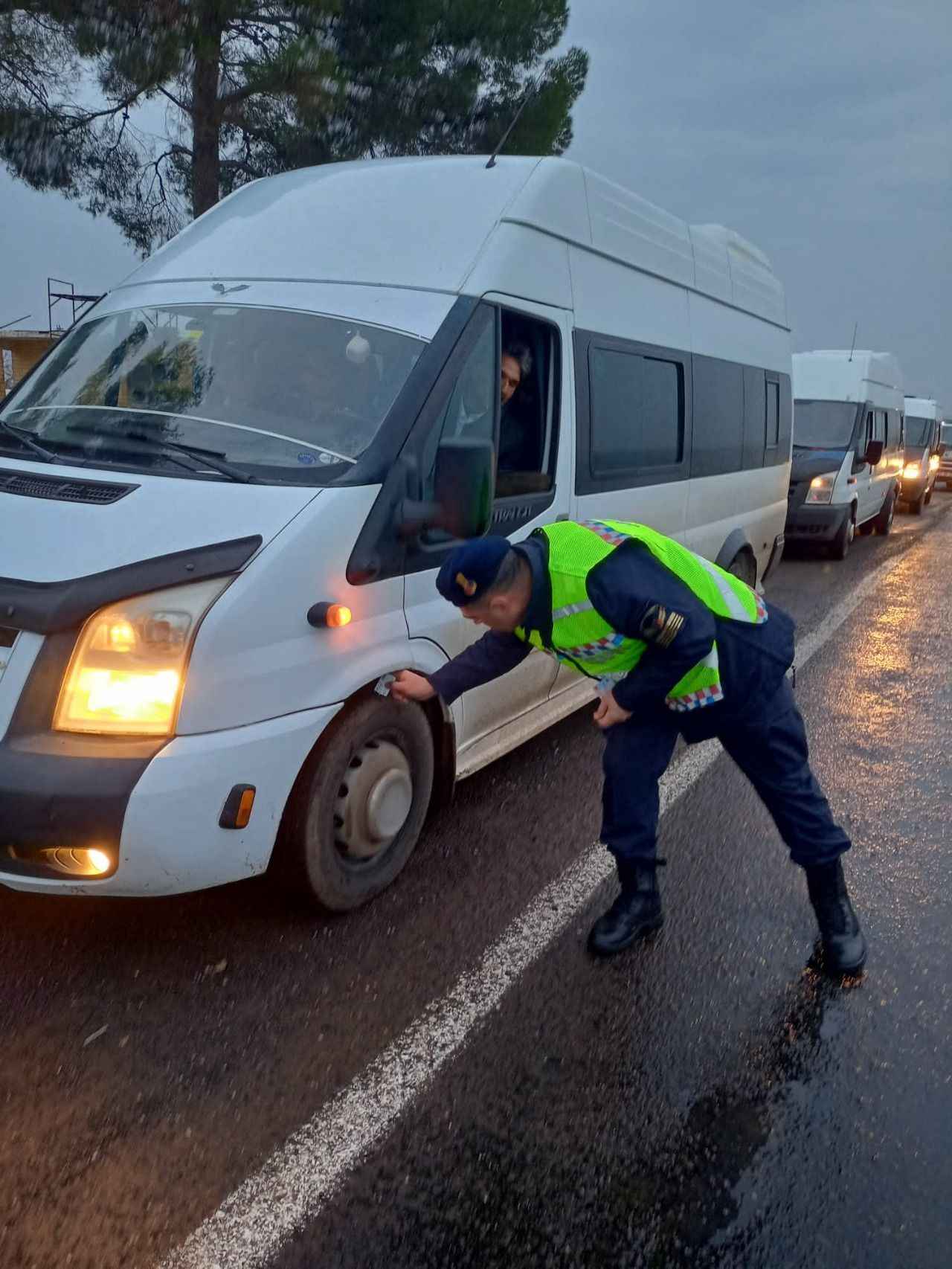 Jandarma okul servis araçlarını denetledi