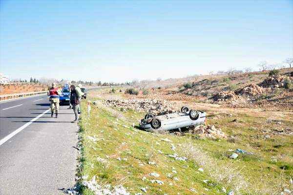 Şanlıurfa'da devrilen otomobildeki 2 kişi yaralandı