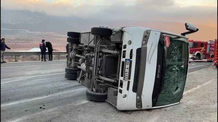 Servis midibüsünün devrilmesi sonucu 2 kişi öldü, 15 kişi yaralandı