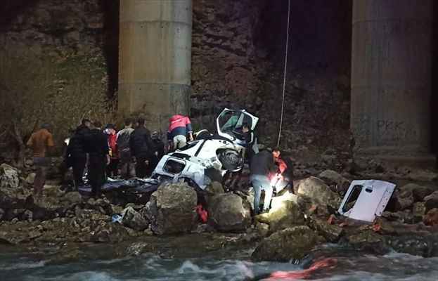 Köprüden düşen otomobildeki 2 kişi öldü, 1 kişi yaralandı