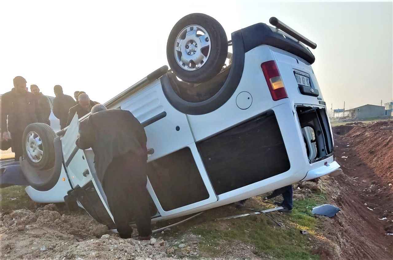 Akçakale yolunda tekeri patlayan araç şarampole devrildi!