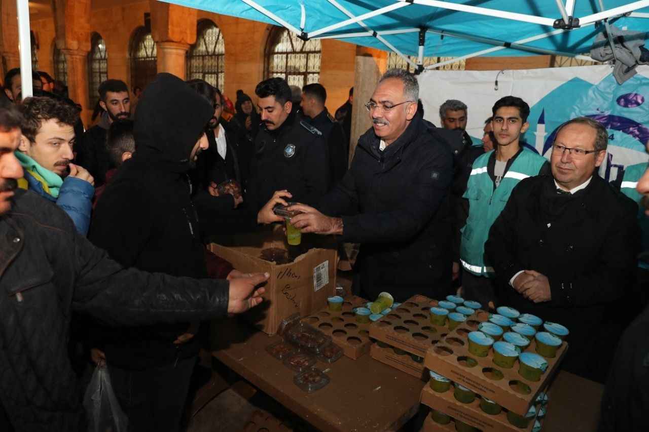 Eyyübiye Belediyesi’nden Şanlıurfalılara Kandil Lokması ve Şerbet İkramı