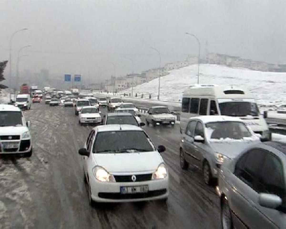 Şanlıurfa’da kar etkisini artırıyor: Araçlar mahsur kaldı