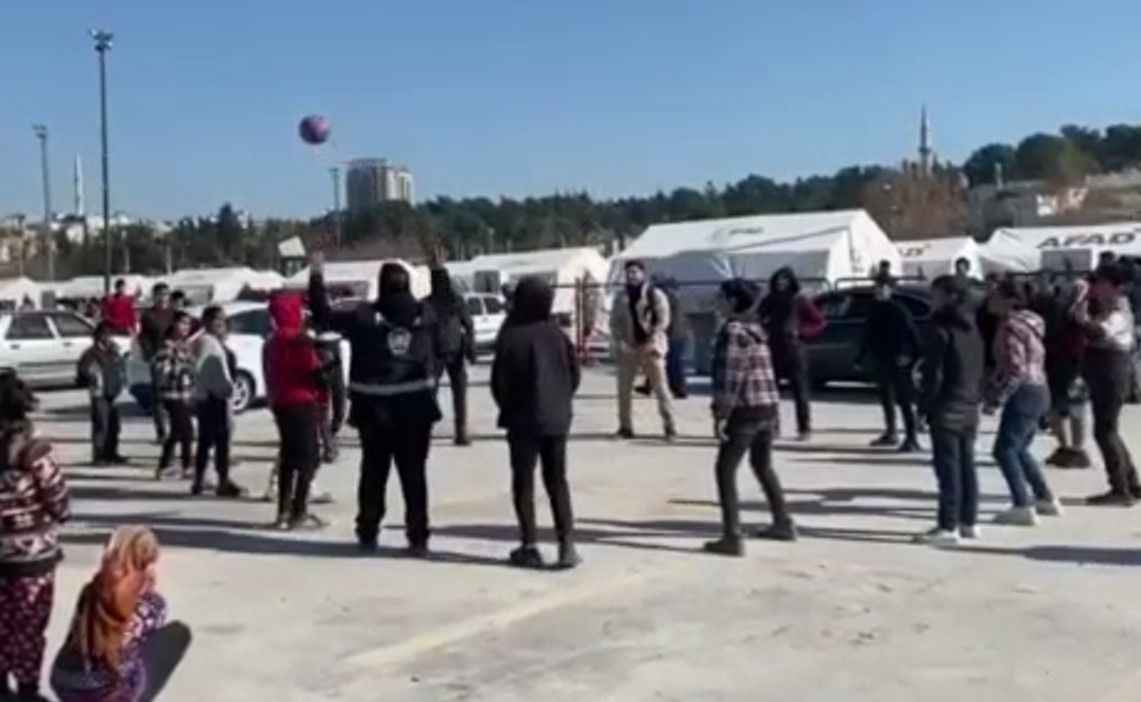 Urfa’da polis memurları depremzede çocuklarla top oynaması yürekleri ısıttı