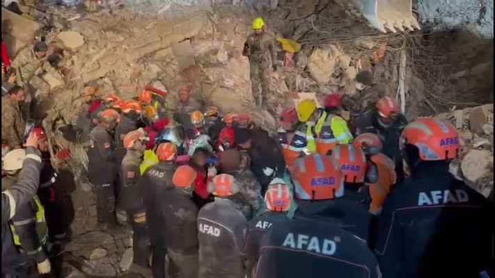 Enkaz altında kalan kadın depremin 257. saatinde kurtarıldı