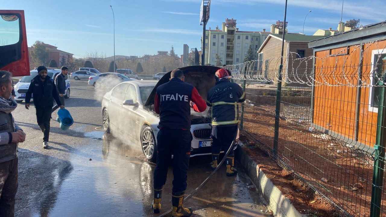 Şanlıurfa'da Otomobil seyir halindeyken alev aldı