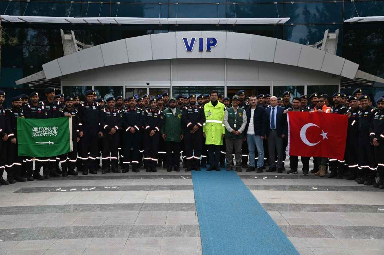 Deprem bölgesine gelen yardım ekipleri ülkelerine dönüyor