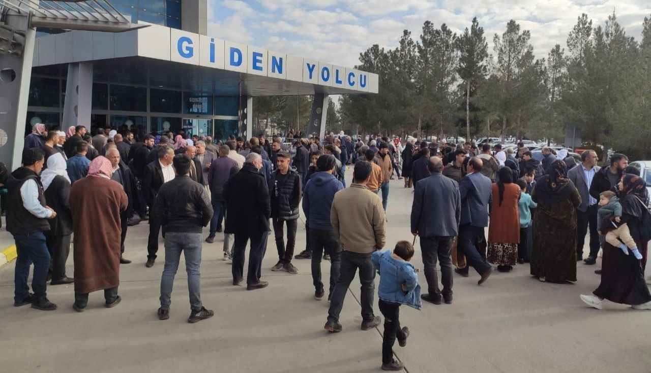 Şanlıurfa’da umre hazırlıklarını tamamlayan vatandaşlar, GAP Havalimanından uçakla kutsal topraklara dualar eşliğinde uğurlandı.