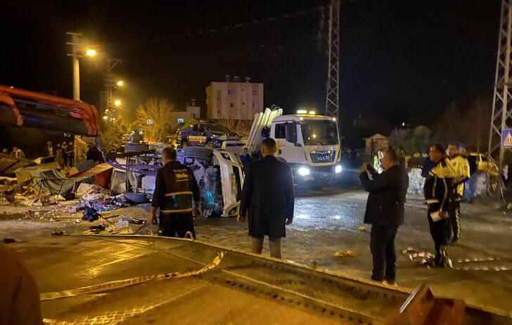 Enkaz önünde bekleyen jandarma aracına çarptılar: 2 ölü, 3'ü askeri personel 4 yaralı