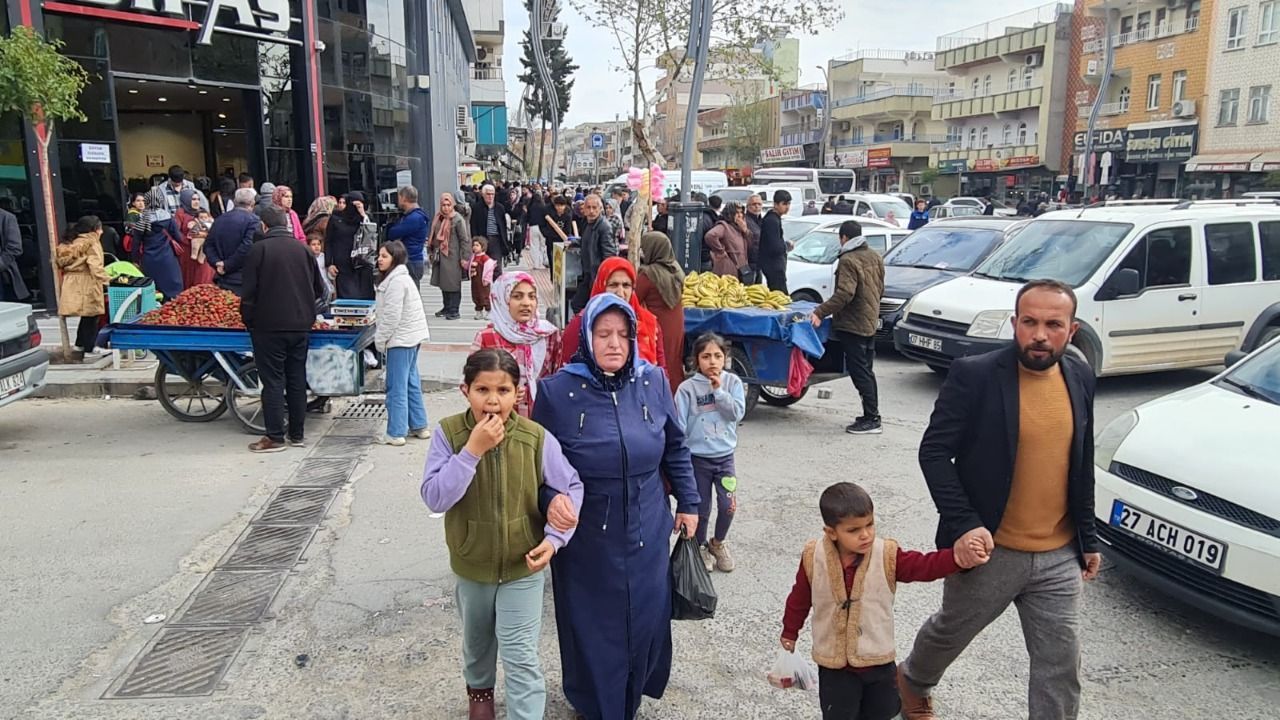 Şanlıurfalılar Hafta Sonunu Fırsat Bilgi! Kaldırımdaki tezgahlarda alışveriş yoğunluğu