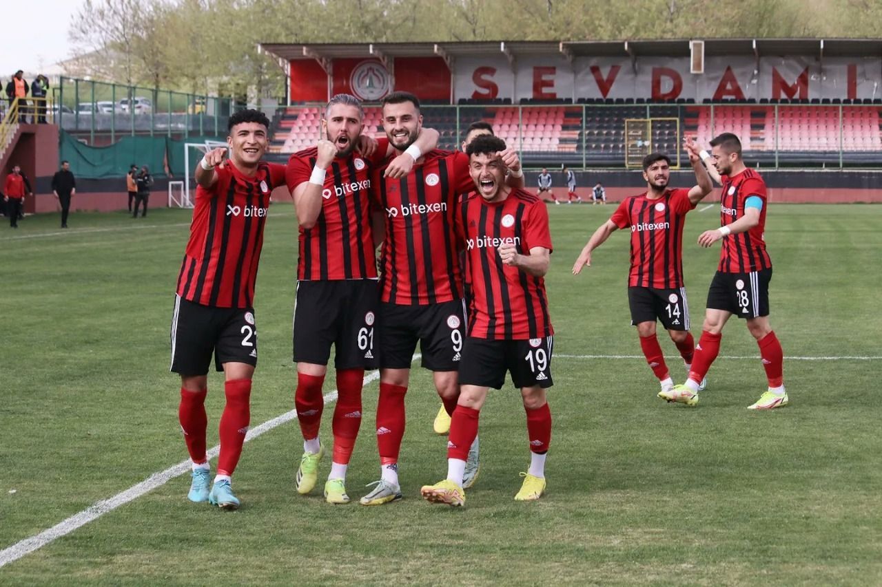 Karbel Karaköprü Belediyespor 3 puanı 4 golle aldı