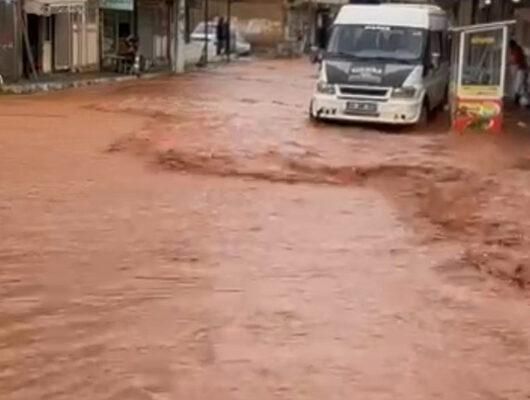 Yine Şanlıurfa yine sel! Araçlar ters döndü: Yaralılar var