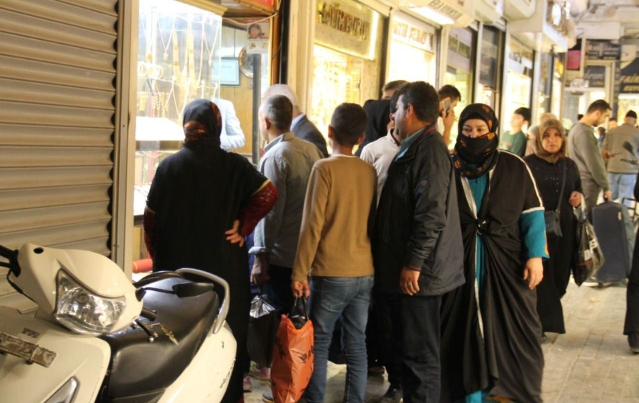 Altın düştü, vatandaş kuyumculara koştu... Urfa’da kuyumculara çifte bayram!