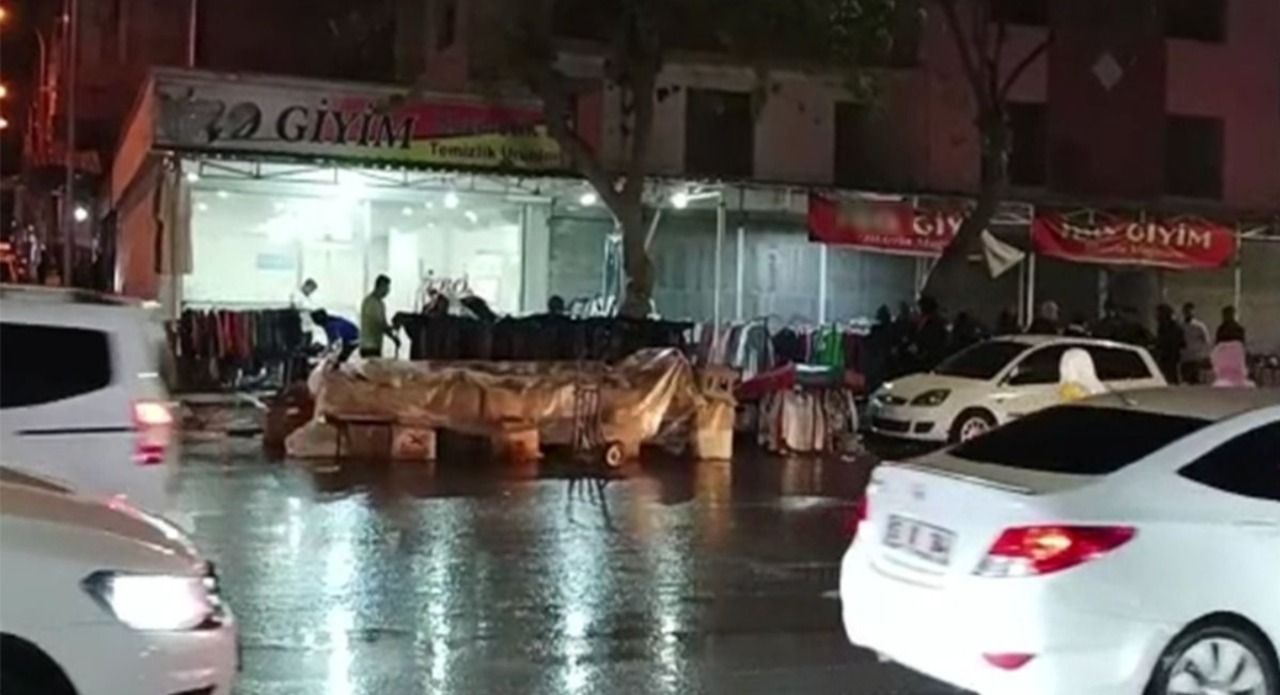 Urfa'da satıcılar ağır hasarlı bina önüne tezgah açtı