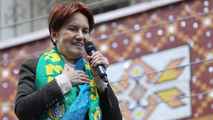 Meral Akşener katılımın az olduğu mitinglerinden sonra Urfalılarla sokakta bir araya geldi