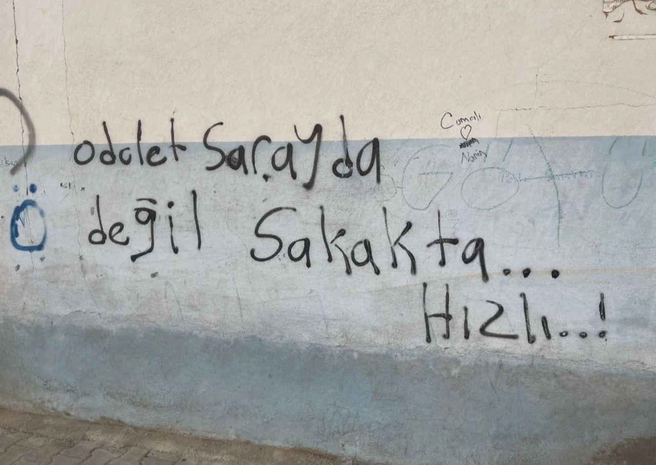 “Adalet Saray’da değil sokakta hızlı” yazısı takibe alındı