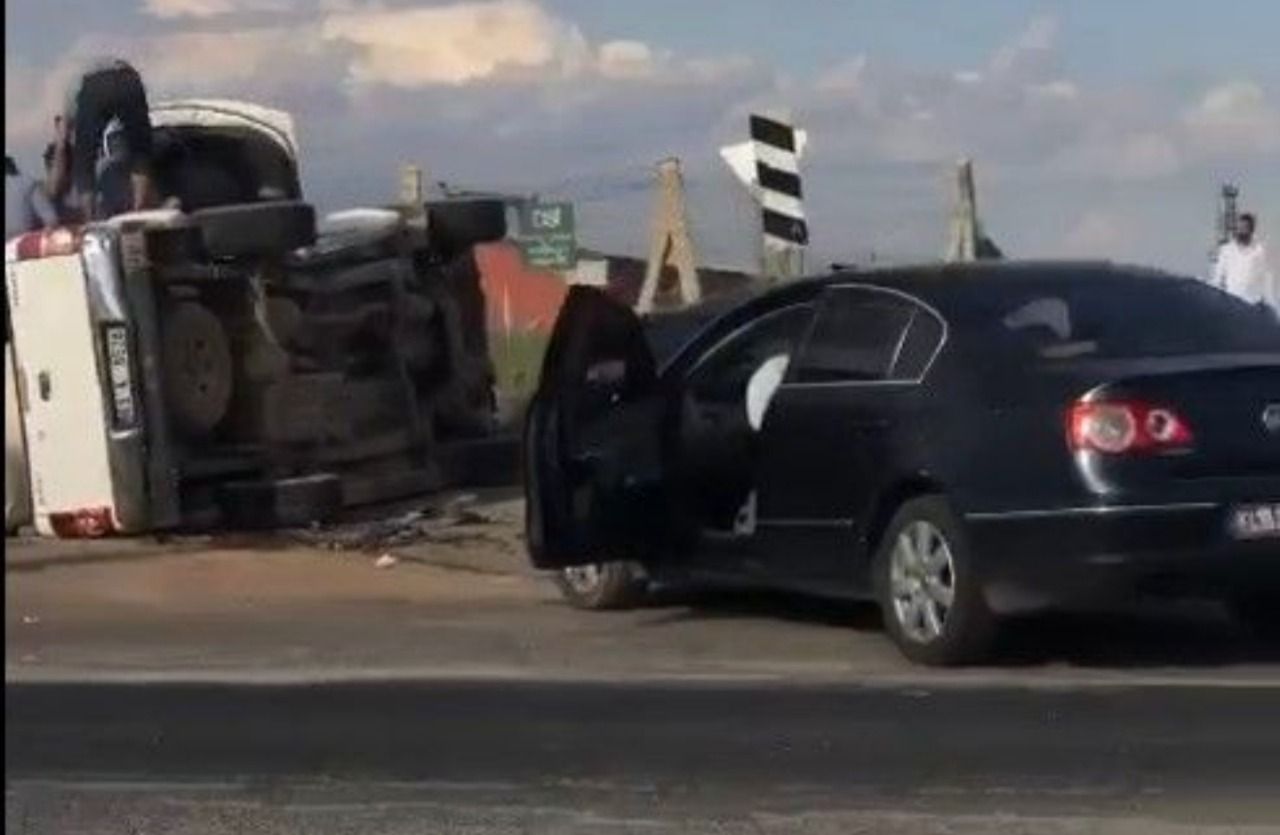 Urfa’daki kazada kamyonet yan yattı, çuvallar yere saçıldı