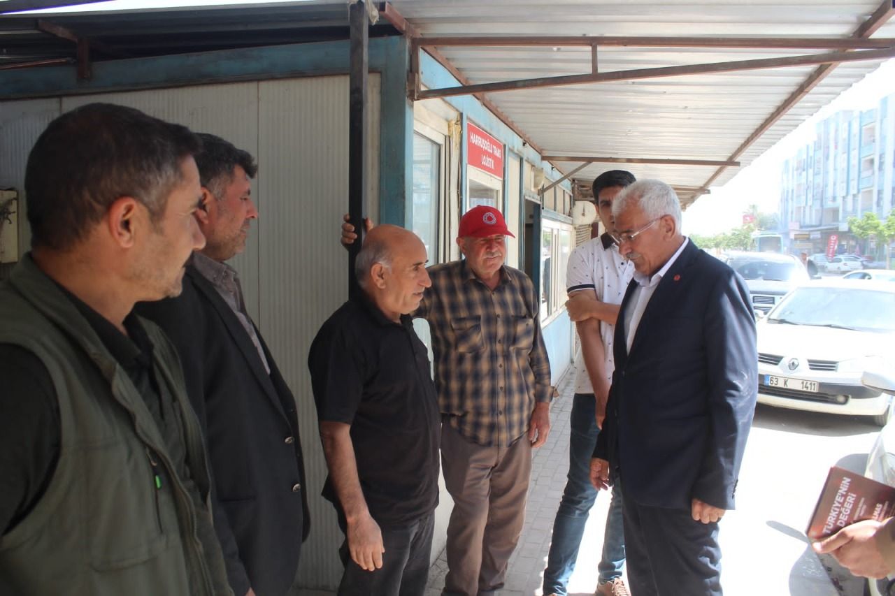 Yeniden Refah Partisi'nin Milletvekili Adayları İsmail YAVUZ ve Hacı Almas, buğday pazarı ve borsayı ziyarette bulundular.