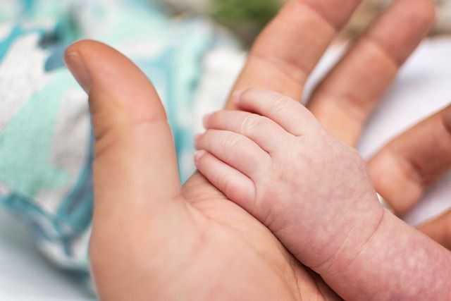 Baba felaketi canlı gördü: Doktor doğum sırasında bebeğin kafasını kopardı! Sonra geri dikti