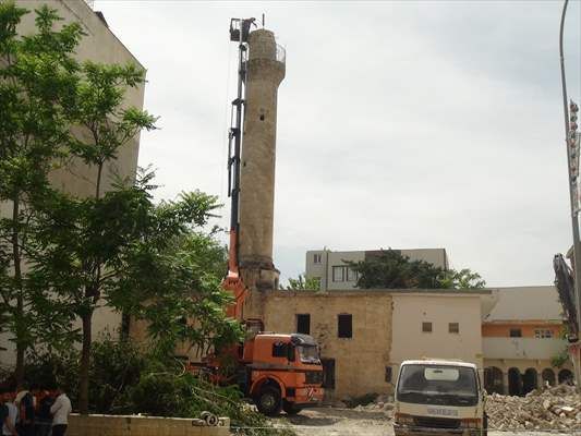 Şanlıurfa'da depremde hasar gören camilerin yıkımı sürüyor