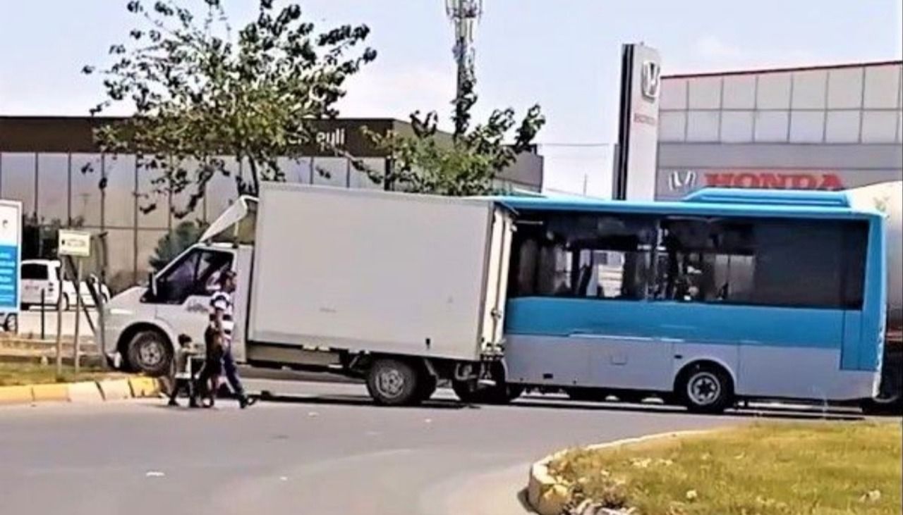 Urfa’daki kavşakta kamyonetle şehir içi otobüs çarpıştı!