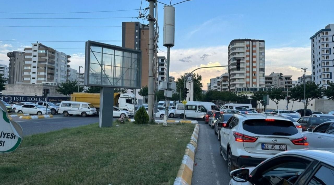 Şanlıurfa'da ışıklar gidince sürücüler çileden çıktı