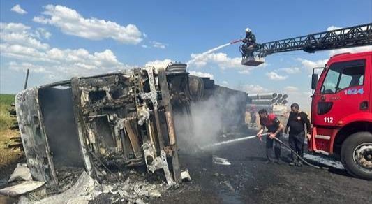 Şanlıurfa'da devrilen kereste yüklü tır yandı