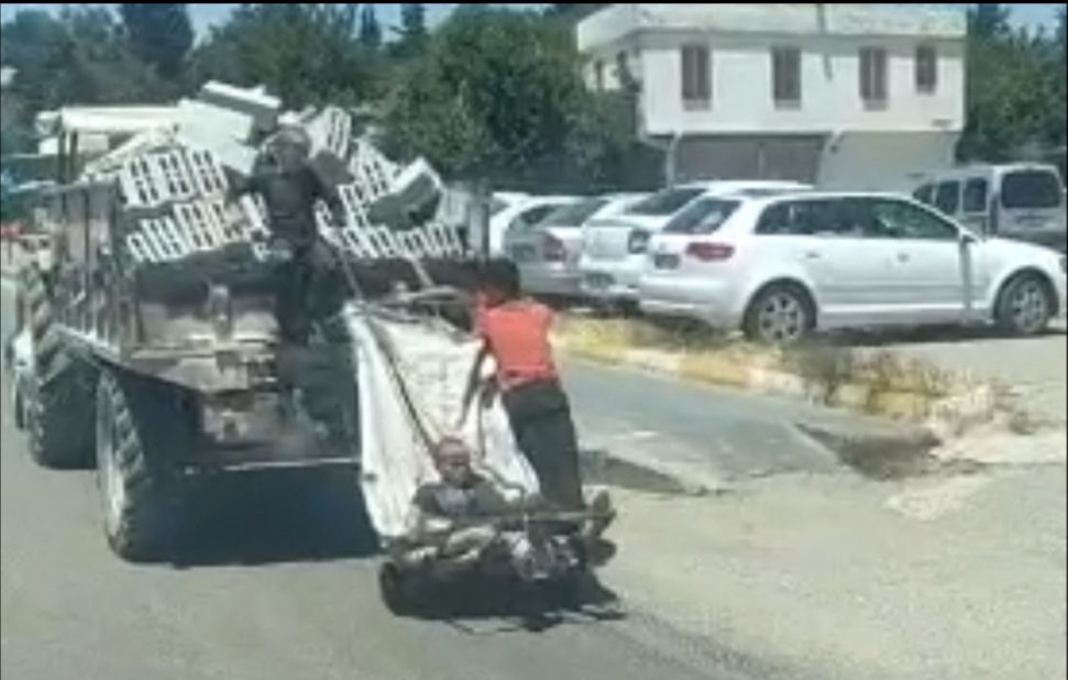 Şanlıurfa'da Kağıt toplayıcı çocukların traktör kasasında tehlikeli yolculuğu