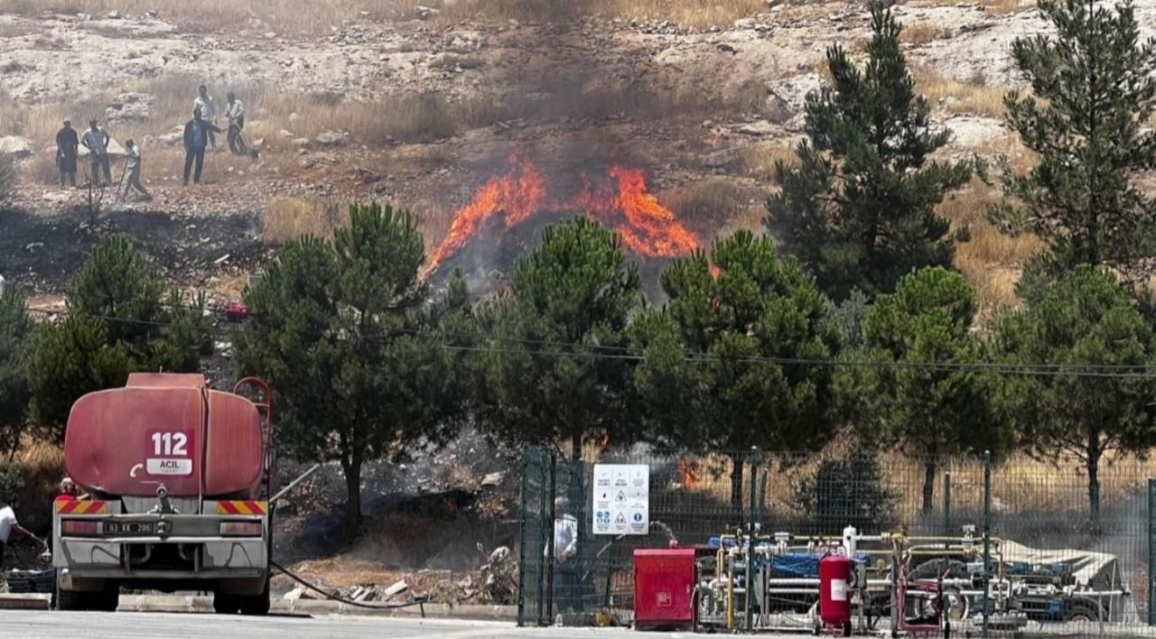 Urfa'da akaryakıt istasyonu yakınında korkutan yangın!