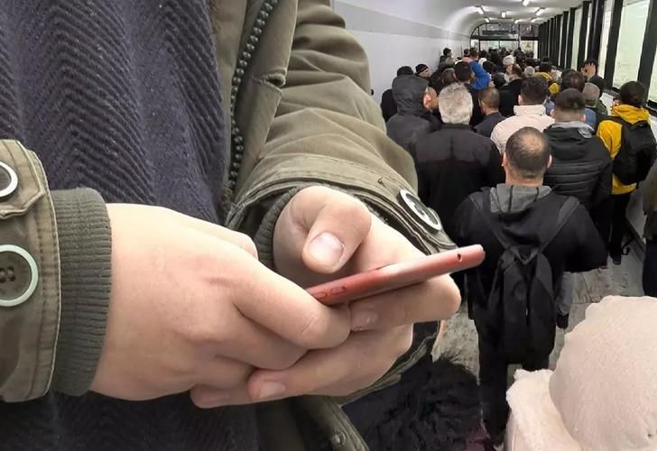 Yurt dışından getirdiği telefonunu zamsız kaydettirmek isteyenler e-Devlet yoğunluğuna takıldı! Binlerce mağdur var