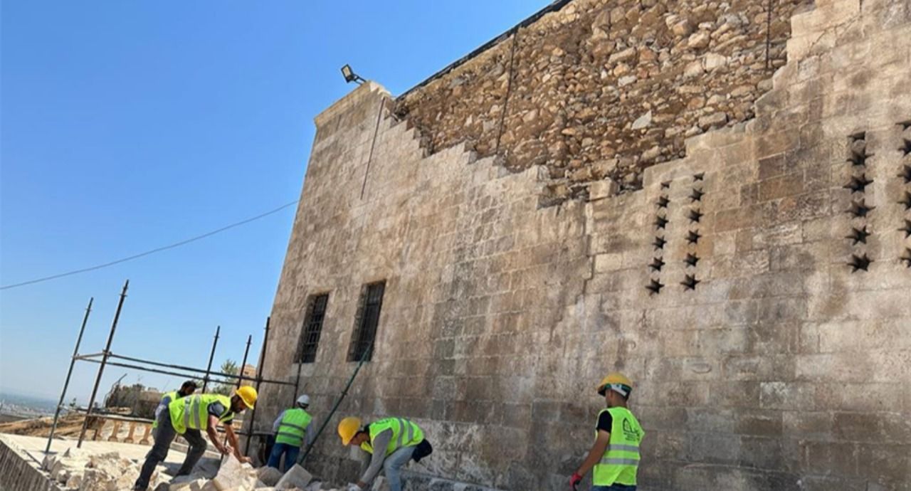 Mart'taki aşırı yağıştan etkilenen Şeyh Mesud Türbesi'nin onarımı başladı