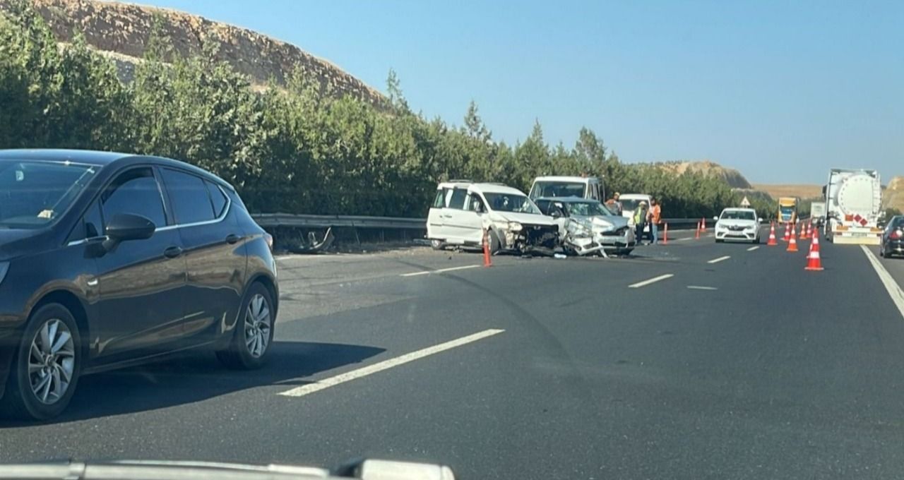 Urfa’da iki araç kafa kafaya çarpıştı