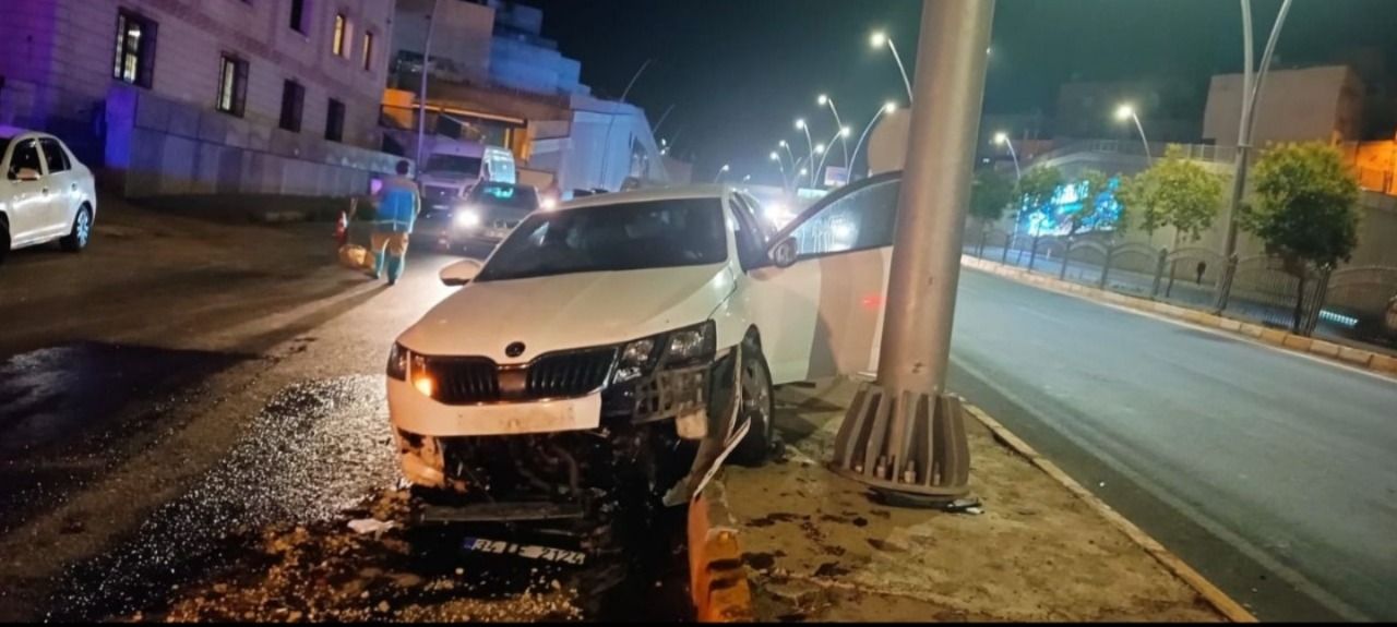 Urfa'da kontrolden çıkan araç direğe çarptı! 2 yaralı