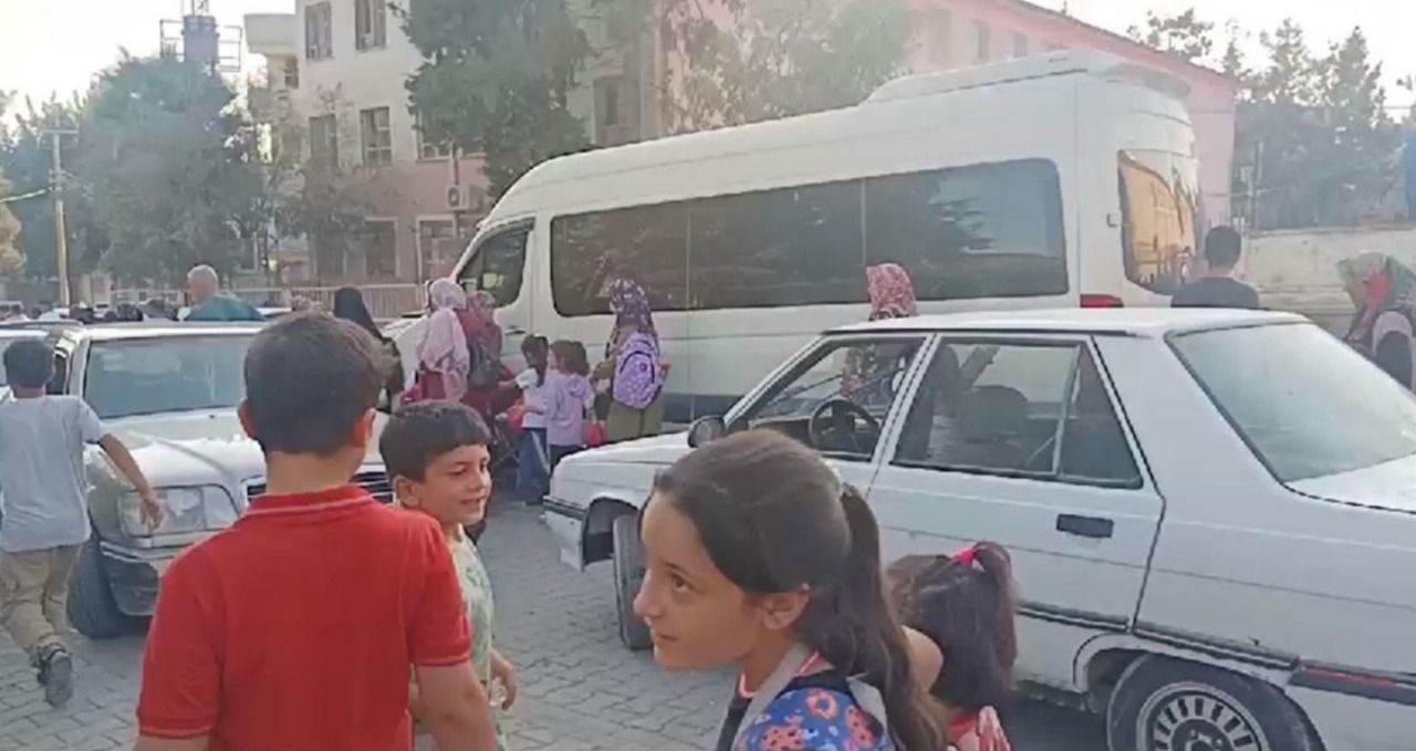 Şanlıurfa'da öğrenci yayalar araç trafiğinin ortasında kalıyor