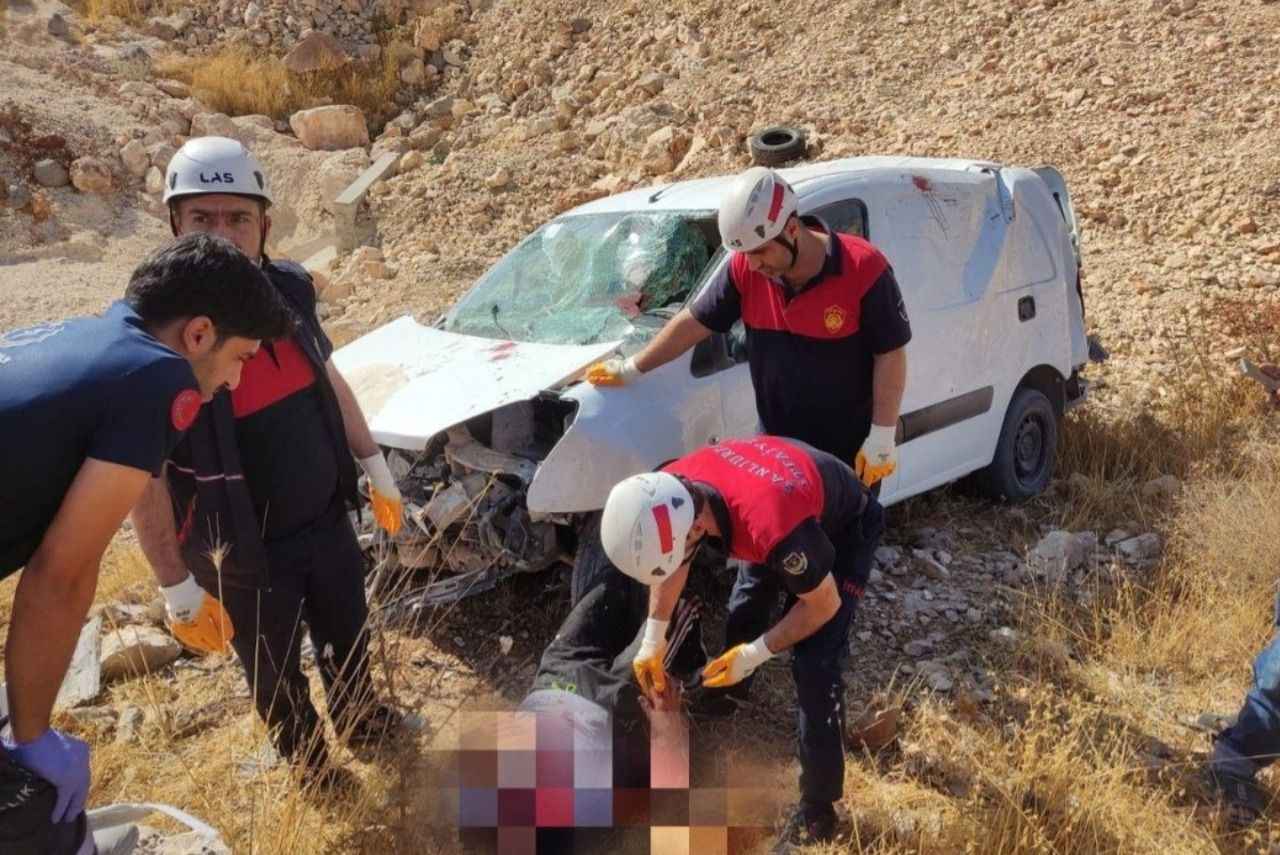 Urfa'da şarampole yuvarlanan araçta sürücü yaralandı