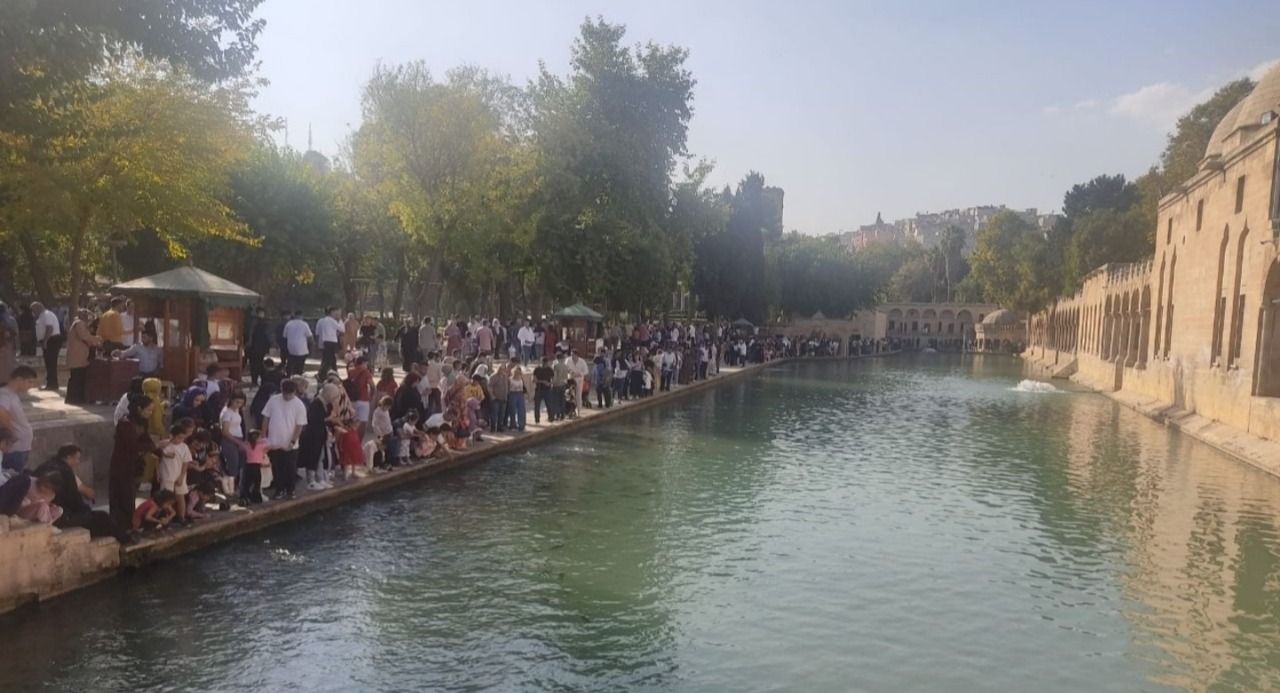 Sonbahardaki yaz havası Şanlıurfa'ya yaradı! İğne atsanız yere düşmez